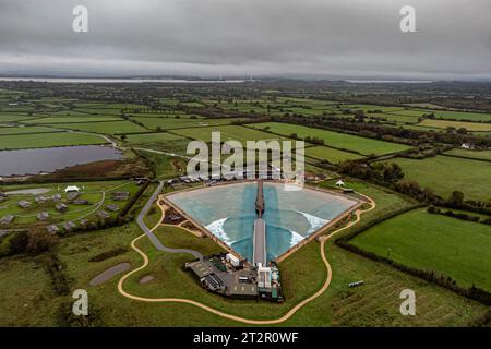 Niedrige Wolken über der Severn Mündung, zwischen England und Wales, während Surfer im Inland surfen, während Storm Babet über Großbritannien plündert, was weit verbreitete Überschwemmungen und starke Winde verursacht. Bilddatum: Samstag, 21. Oktober 2023. Stockfoto