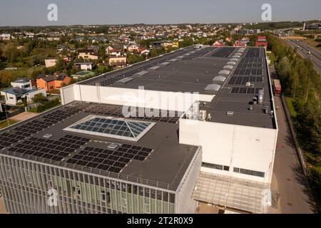 Drohnenfotografie eines großen Logistiklagers und Bürodachs mit Solarmodulen an sonnigen Herbsttagen Stockfoto