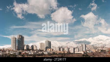 Panoramablick auf eine moderne Stadt mit Bergen im Hintergrund, Teheran Iran Stockfoto