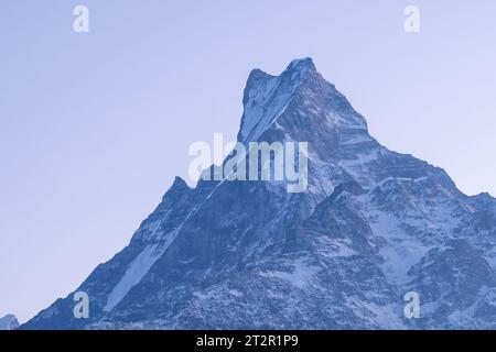 Die Schönheit des Fishtail Mountain oder Machhapuchhare im Licht der Morgensonne. Stockfoto