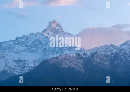 Die Schönheit des Fishtail Mountain oder Machhapuchhare im Licht der Morgensonne. Stockfoto