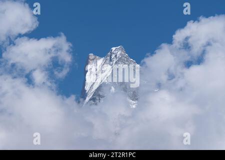 Die Schönheit des Fishtail Mountain oder Machhapuchhare im Licht der Morgensonne. Stockfoto