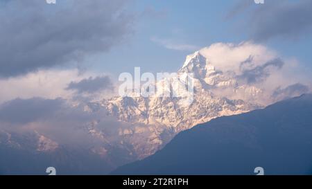 Die Schönheit des Fishtail Mountain oder Machhapuchhare im Licht der Morgensonne. Stockfoto