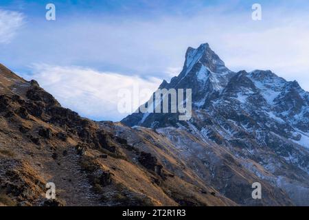 Die Schönheit des Fishtail Mountain oder Machhapuchhare im Licht der Morgensonne. Stockfoto