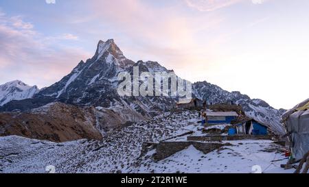 Die Schönheit des Fishtail Mountain oder Machhapuchhare im Licht der Morgensonne. Stockfoto