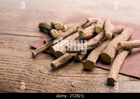 Lakritzwurzelstäbchen auf Serviette auf Holztisch. Stockfoto