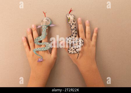 Eine Schlange oder ein Drache aus recyceltem Papier, Heimwerkerarbeit, Tutorial, pädagogische Kunst und Handwerk für Kinder, Stockfoto