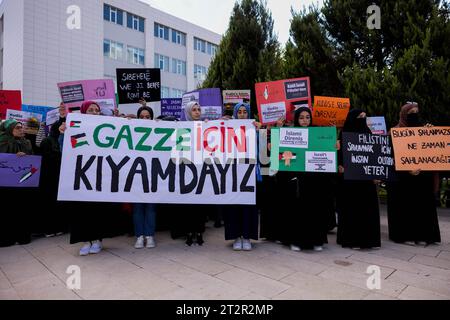 19. Oktober 2023: Gaziantep, Turkiye. 20. Oktober 2023. Universitätsstudenten demonstrieren in Solidarität mit Gaza und den Palästinensern vor der studentenschaft der Islamischen Wissenschafts- und Technikuniversität Gaziantep. Die Teilnehmer hissten die palästinensische Flagge zusammen mit der türkischen Flagge und verurteilten die Feindseligkeiten Israels im Gazastreifen. Sie riefen auch zu einem Boykott von Coca-Cola, McDonald's und Starbucks auf, weil sie Israel unterstützten. Prof. Dr. Åžehmus Demir, Rektor der Islamischen Universität Gaziantep, nahm an der vom Gestüt organisierten Demonstration Teil Stockfoto