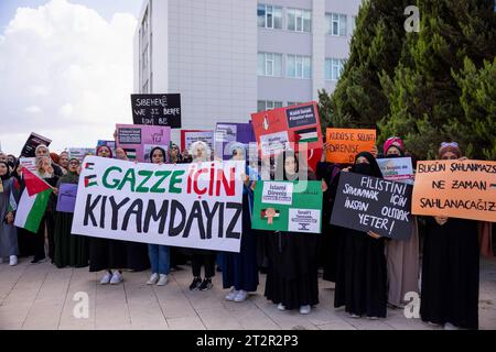 19. Oktober 2023: Gaziantep, Turkiye. 20. Oktober 2023. Universitätsstudenten demonstrieren in Solidarität mit Gaza und den Palästinensern vor der studentenschaft der Islamischen Wissenschafts- und Technikuniversität Gaziantep. Die Teilnehmer hissten die palästinensische Flagge zusammen mit der türkischen Flagge und verurteilten die Feindseligkeiten Israels im Gazastreifen. Sie riefen auch zu einem Boykott von Coca-Cola, McDonald's und Starbucks auf, weil sie Israel unterstützten. Prof. Dr. Åžehmus Demir, Rektor der Islamischen Universität Gaziantep, nahm an der vom Gestüt organisierten Demonstration Teil Stockfoto