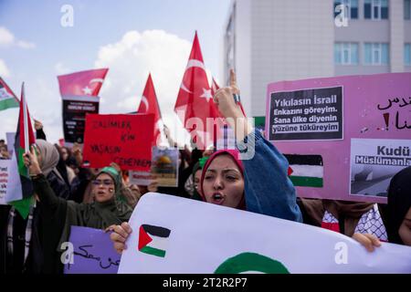 19. Oktober 2023: Gaziantep, Turkiye. 20. Oktober 2023. Universitätsstudenten demonstrieren in Solidarität mit Gaza und den Palästinensern vor der studentenschaft der Islamischen Wissenschafts- und Technikuniversität Gaziantep. Die Teilnehmer hissten die palästinensische Flagge zusammen mit der türkischen Flagge und verurteilten die Feindseligkeiten Israels im Gazastreifen. Sie riefen auch zu einem Boykott von Coca-Cola, McDonald's und Starbucks auf, weil sie Israel unterstützten. Prof. Dr. Åžehmus Demir, Rektor der Islamischen Universität Gaziantep, nahm an der vom Gestüt organisierten Demonstration Teil Stockfoto