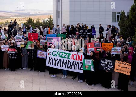 19. Oktober 2023: Gaziantep, Turkiye. 20. Oktober 2023. Universitätsstudenten demonstrieren in Solidarität mit Gaza und den Palästinensern vor der studentenschaft der Islamischen Wissenschafts- und Technikuniversität Gaziantep. Die Teilnehmer hissten die palästinensische Flagge zusammen mit der türkischen Flagge und verurteilten die Feindseligkeiten Israels im Gazastreifen. Sie riefen auch zu einem Boykott von Coca-Cola, McDonald's und Starbucks auf, weil sie Israel unterstützten. Prof. Dr. Åžehmus Demir, Rektor der Islamischen Universität Gaziantep, nahm an der vom Gestüt organisierten Demonstration Teil Stockfoto