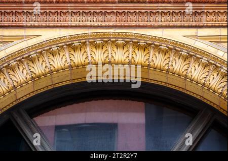 Toronto, Kanada, Bogenfenster im Kolonialstil und seine Dekoration in der Hudson Bay Gebäudefassade. Blickpunkt von der Yonge Street. Architektonische Meisterleistung Stockfoto