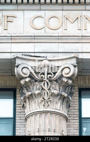 Toronto, Kanada, architektonische Hauptstadtdekoration auf einer Säule der Canadian Bank of Commerce. Das Gebäude ist ein denkmalgeschütztes Wahrzeichen der Stadt Stockfoto