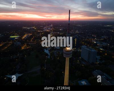 Drohnenansicht der Dortmund, Deutschland, fernsehturm Florianturm, bei Nacht. Skyline der Stadt. Stockfoto