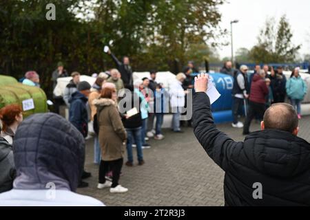 Norden, Deutschland. Oktober 2023. Zahlreiche Interessenten boten auf die begehrten Liegen. Nordseeliebhaber und Schnäppchenjäger haben am Samstag gegen Saisonende im Ostfriesischen Norddeich versteigert. Insgesamt standen rund 50 der massiven Strandmöbel zum Verkauf. Quelle: Lars Penning/dpa/Alamy Live News Stockfoto