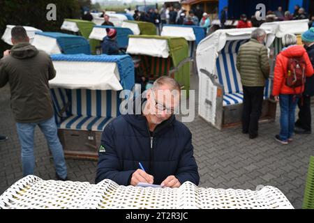 Norden, Deutschland. Oktober 2023. Holger Friedrichs macht Notizen auf den einzelnen Liegen. Nordseeliebhaber und Schnäppchenjäger kauften am Samstag am Ende der Saison in Norddeich, Ostfriesland, ausgemusterte Liegen. Insgesamt standen rund 50 der massiven Strandmöbel zum Verkauf. Quelle: Lars Penning/dpa/Alamy Live News Stockfoto