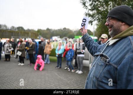 Norden, Deutschland. Oktober 2023. Interessierte bieten auf die Liegen. Nordseeliebhaber und Schnäppchenjäger haben am Samstag gegen Saisonende im Ostfriesischen Norddeich versteigert. Insgesamt waren etwa 50 der massiven Strandmöbel zum Verkauf. Quelle: Lars Penning/dpa/Alamy Live News Stockfoto