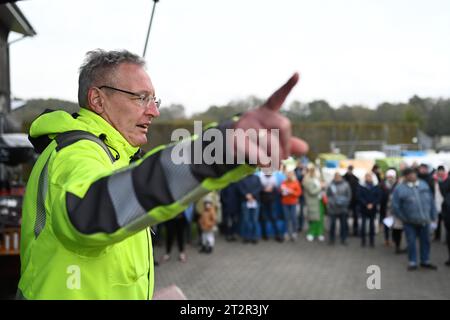 Norden, Deutschland. Oktober 2023. Vollmar Constapel, Leiter Bäder der Wirtschaftsbetriebe Norden, führt als Auktionator durch die Auktion. Nordseeliebhaber und Schnäppchenjäger haben am Samstag gegen Saisonende im Ostfriesischen Norddeich versteigert. Insgesamt wurden etwa 50 der massiven Strandmöbel verkauft Credit: Lars Penning/dpa/Alamy Live News Stockfoto