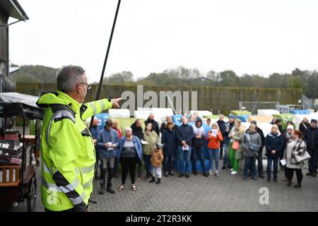 Norden, Deutschland. Oktober 2023. Vollmar Constapel, Leiter Bäder der Wirtschaftsbetriebe Norden, führt als Auktionator durch die Auktion. Nordseeliebhaber und Schnäppchenjäger versteigerten am Ende der Saison in Norddeich, Ostfriesland, am Samstag auf Liegestühlen. Insgesamt standen rund 50 der massiven Strandmöbel zum Verkauf. Quelle: Lars Penning/dpa/Alamy Live News Stockfoto