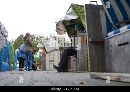 Norden, Deutschland. Oktober 2023. Viele Besucher sind gekommen und nehmen die Liegen ganz nah unter die Lupe. Nordseeliebhaber und Schnäppchenjäger haben am Samstag gegen Saisonende im Ostfriesischen Norddeich Liegen versteigert. Insgesamt standen rund 50 der massiven Strandmöbel zum Verkauf. Quelle: Lars Penning/dpa/Alamy Live News Stockfoto
