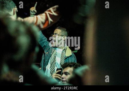 Istanbul, Türkei. Oktober 2023. Ein Demonstrant singt während der Demonstration Slogans. Istanbul war Zeuge massiver Proteste vor der amerikanischen Botschaft, die Amerikas Unterstützung Israels in seinem Krieg gegen Gaza verurteilten, der zum Tod von über 4.000 Märtyrern geführt hat. (Foto: Muhmmad Al-Najjar/SOPA Images/SIPA USA) Credit: SIPA USA/Alamy Live News Stockfoto