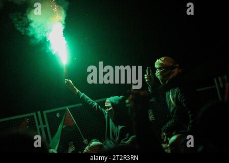 Istanbul, Türkei. Oktober 2023. Ein Demonstrant hält während der Demonstration eine Feuerfackel. Istanbul war Zeuge massiver Proteste vor der amerikanischen Botschaft, die Amerikas Unterstützung Israels in seinem Krieg gegen Gaza verurteilten, der zum Tod von über 4.000 Märtyrern geführt hat. (Foto: Muhmmad Al-Najjar/SOPA Images/SIPA USA) Credit: SIPA USA/Alamy Live News Stockfoto