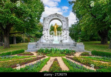 Wien, Österreich. Denkmal von Johann Strauss. Berühmte goldene Statue eines großen österreichischen Komponisten, der im Stadtpark Geige spielt Stockfoto