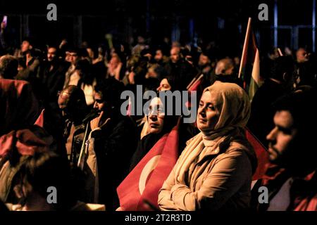 Istanbul, Türkei. Oktober 2023. Eine ältere Frau nimmt an der Demonstration zur Unterstützung Palästinas Teil. Istanbul war Zeuge massiver Proteste vor der amerikanischen Botschaft, die Amerikas Unterstützung Israels in seinem Krieg gegen Gaza verurteilten, der zum Tod von über 4.000 Märtyrern geführt hat. (Foto: Muhmmad Al-Najjar/SOPA Images/SIPA USA) Credit: SIPA USA/Alamy Live News Stockfoto