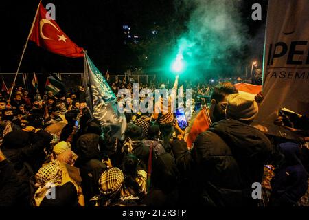 Istanbul, Türkei. Oktober 2023. Eine Menge Demonstranten hält Plakate und Fahnen, während sie während der pro-Palästina-Demonstration vor der amerikanischen Botschaft Rauchfackeln hochhalten. Istanbul war Zeuge massiver Proteste vor der amerikanischen Botschaft, die Amerikas Unterstützung Israels in seinem Krieg gegen Gaza verurteilten, der zum Tod von über 4.000 Märtyrern geführt hat. (Foto: Muhmmad Al-Najjar/SOPA Images/SIPA USA) Credit: SIPA USA/Alamy Live News Stockfoto