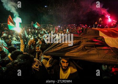 Istanbul, Türkei. Oktober 2023. Eine Menge Demonstranten hält Plakate und Fahnen, während sie während der pro-Palästina-Demonstration vor der amerikanischen Botschaft Rauchfackeln hochhalten. Istanbul war Zeuge massiver Proteste vor der amerikanischen Botschaft, die Amerikas Unterstützung Israels in seinem Krieg gegen Gaza verurteilten, der zum Tod von über 4.000 Märtyrern geführt hat. Quelle: SOPA Images Limited/Alamy Live News Stockfoto