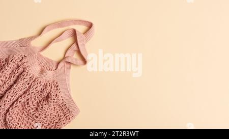 Hausgemachte Schnur-Tasche auf beigefarbenem Hintergrund. Null-Abfall-Konzept. Umweltfreundliche Tasche für Lebensmittel. Stockfoto
