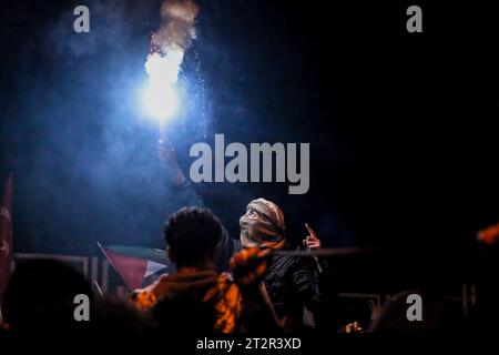 Istanbul, Türkei. Oktober 2023. Ein Demonstrant hält während der Demonstration eine blaue Rauchfackel. Istanbul war Zeuge massiver Proteste vor der amerikanischen Botschaft, die Amerikas Unterstützung Israels in seinem Krieg gegen Gaza verurteilten, der zum Tod von über 4.000 Märtyrern geführt hat. Quelle: SOPA Images Limited/Alamy Live News Stockfoto