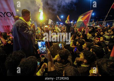 Istanbul, Türkei. Oktober 2023. Eine Menge Demonstranten hält Plakate und Fahnen, während sie während der pro-Palästina-Demonstration vor der amerikanischen Botschaft Rauchfackeln hochhalten. Istanbul war Zeuge massiver Proteste vor der amerikanischen Botschaft, die Amerikas Unterstützung Israels in seinem Krieg gegen Gaza verurteilten, der zum Tod von über 4.000 Märtyrern geführt hat. Quelle: SOPA Images Limited/Alamy Live News Stockfoto