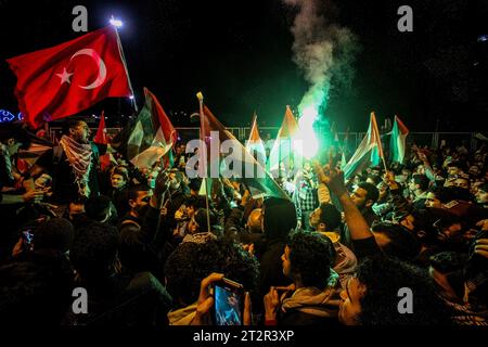 Istanbul, Türkei. Oktober 2023. Eine Menge Demonstranten hält Plakate und Fahnen, während sie während der pro-Palästina-Demonstration vor der amerikanischen Botschaft Rauchfackeln hochhalten. Istanbul war Zeuge massiver Proteste vor der amerikanischen Botschaft, die Amerikas Unterstützung Israels in seinem Krieg gegen Gaza verurteilten, der zum Tod von über 4.000 Märtyrern geführt hat. (Foto: Muhmmad Al-Najjar/SOPA Images/SIPA USA) Credit: SIPA USA/Alamy Live News Stockfoto