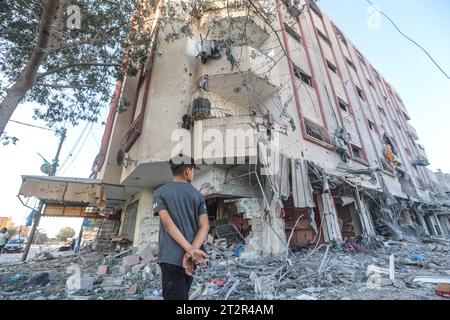 Ein palästinensischer Junge läuft in der Nähe der Schäden nach israelischen Angriffen auf die Türme des zentralen Gazastreifens von Al-Zahra, inmitten des anhaltenden Konflikts zwischen Israel und der palästinensischen islamistischen Gruppe Hamas. Die Eskalation und die Kämpfe zwischen Israel und den bewaffneten Fraktionen gehen am dreizehnten Tag in Folge weiter. Das palästinensische Gesundheitsministerium kündigte heute, Samstag, die Ermordung von mehr als 4.137 Palästinensern an, und Israel ließ zwei Amerikaner frei, die seit dem 7. Oktober von der Hamas inhaftiert waren, nachdem Katar Gespräche mit der Hamas geführt hatte. (Foto: Ahmed Zakot/SOPA Images/SIPA USA) Stockfoto