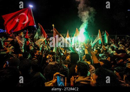 18. Oktober 2023, istanbul, Türkei: Eine Menge Demonstranten hält Plakate und Fahnen, während sie während der pro-palästinensischen Demonstration vor der amerikanischen Botschaft Rauchfackeln halten. Istanbul war Zeuge massiver Proteste vor der amerikanischen Botschaft, die Amerikas Unterstützung Israels in seinem Krieg gegen Gaza verurteilten, der zum Tod von über 4.000 Märtyrern geführt hat. (Credit Image: © Muhmmad Al-Najjar/SOPA Images via ZUMA Press Wire) NUR REDAKTIONELLE VERWENDUNG! Nicht für kommerzielle ZWECKE! Stockfoto