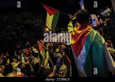 18. Oktober 2023, istanbul, Türkei: Eine Menge von Demonstranten hält palästinensische Fahnen als Chorlogans während der pro-palästinensischen Demonstration vor der amerikanischen Botschaft. Istanbul war Zeuge massiver Proteste vor der amerikanischen Botschaft, die Amerikas Unterstützung Israels in seinem Krieg gegen Gaza verurteilten, der zum Tod von über 4.000 Märtyrern geführt hat. (Credit Image: © Muhmmad Al-Najjar/SOPA Images via ZUMA Press Wire) NUR REDAKTIONELLE VERWENDUNG! Nicht für kommerzielle ZWECKE! Stockfoto