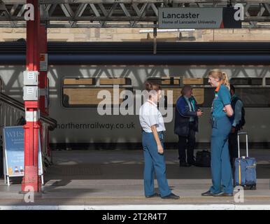 Bahnhof Lancaster auf der Hauptstrecke der Westküste, Mitarbeiter der Avanti West Coast und Northern Rail Stockfoto