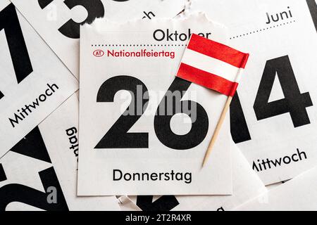 Nationalfeiertag in Österreich. Oktober 2023. Am 26. Oktober. Eine Kalenderseite mit Datum 26 zusammen mit einer Nationalflagge Österreichs *** Nationalfeiertag in Österreich am 26. Oktober. Ein Kalenderblatt mit Datum 26 zusammen mit einer österreischen Nationalflagge Credit: Imago/Alamy Live News Stockfoto