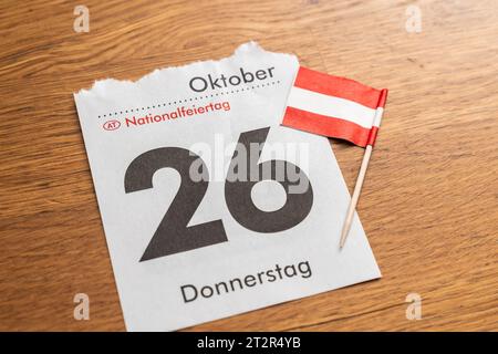 Nationalfeiertag in Österreich. Oktober 2023. Am 26. Oktober. Eine Kalenderseite mit Datum 26 zusammen mit einer Nationalflagge Österreichs *** Nationalfeiertag in Österreich am 26. Oktober. Ein Kalenderblatt mit Datum 26 zusammen mit einer österreischen Nationalflagge Credit: Imago/Alamy Live News Stockfoto