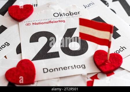 Kalenderseite mit Datum 26. Oktober, Nationalfeiertag in Österreich. Oktober 2023. Herz mit Nationalflagge *** Kalenderblatt mit Datum 26 Oktober, Nationalfeiertag in Österreich. Herz mit Landesflagge Credit: Imago/Alamy Live News Stockfoto