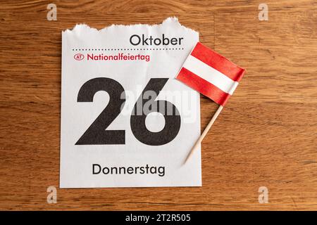 Nationalfeiertag in Österreich. Oktober 2023. Am 26. Oktober. Eine Kalenderseite mit Datum 26 zusammen mit einer Nationalflagge Österreichs *** Nationalfeiertag in Österreich am 26. Oktober. Ein Kalenderblatt mit Datum 26 zusammen mit einer österreischen Nationalflagge Credit: Imago/Alamy Live News Stockfoto