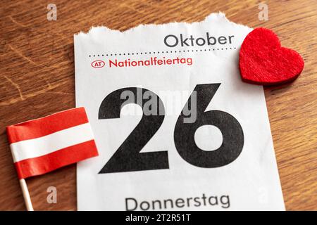 20. Oktober 2023: Kalenderseite mit Datum 26. Oktober, Nationalfeiertag in Österreich. Herz mit Nationalflagge *** Kalenderblatt mit Datum 26 Oktober, Nationalfeiertag in Österreich. Herz mit Landesflagge Stockfoto