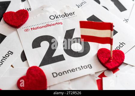 20. Oktober 2023: Kalenderseite mit Datum 26. Oktober, Nationalfeiertag in Österreich. Herz mit Nationalflagge *** Kalenderblatt mit Datum 26 Oktober, Nationalfeiertag in Österreich. Herz mit Landesflagge Stockfoto