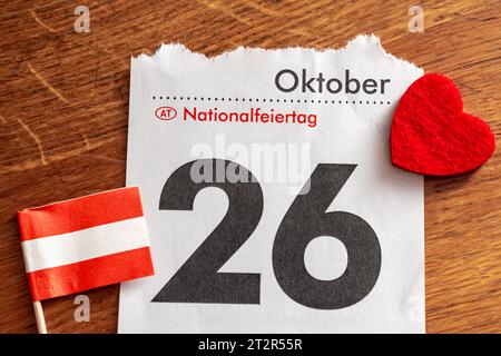 20. Oktober 2023: Kalenderseite mit Datum 26. Oktober, Nationalfeiertag in Österreich. Herz mit Nationalflagge *** Kalenderblatt mit Datum 26 Oktober, Nationalfeiertag in Österreich. Herz mit Landesflagge Stockfoto