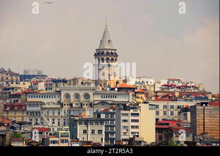 Istanbul, Türkiye. Der Galata-Turm (türkisch Galata kulesi) befindet sich im Stadtteil Beyoğlu in Istanbul. Der Turm aus Richtung Bosporus Stockfoto