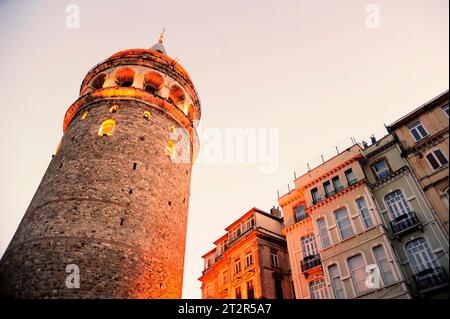 Istanbul, Türkiye. Der Galata-Turm (türkisch Galata kulesi) befindet sich im Stadtteil Beyoğlu in Istanbul Stockfoto