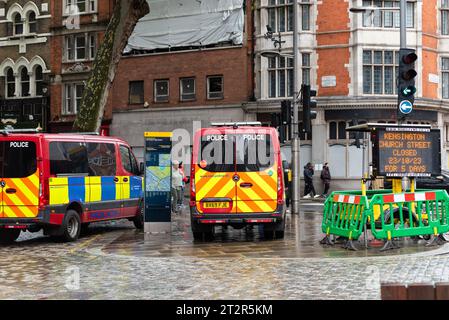 Kensington, London, Großbritannien. Oktober 2023. Ein Protest mit dem Titel „Nationalmarsch für Palästina“ soll gegen die Eskalation der Militäraktion im Gazastreifen stattfinden, während der Konflikt zwischen Israel und Hamas andauert. Organisiert von Gruppen wie der Palästinensischen Solidaritätskampagne und der „Stop the war Coalition“ und mit Aufrufen zur „Beendigung der Gewalt“ und „Beendigung der Apartheid“ wird der marsch am Marble Arch beginnen und in Richtung Parlament gehen. Die Polizei versammelt sich um die israelische Botschaft in Kensington für den Fall, dass sie ins Visier genommen wird Stockfoto