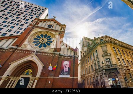 Bukarest, Rumänien - 27. September 2023: Das 2011 fertiggestellte Gebäude der Kathedrale Plaza Bukarest ist aufgrund der Gerichtsverfahren zur Legalität noch leer Stockfoto