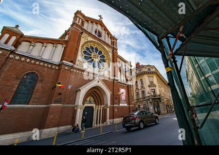 Bukarest, Rumänien - 27. September 2023: Das 2011 fertiggestellte Gebäude der Kathedrale Plaza Bukarest ist aufgrund der Gerichtsverfahren zur Legalität noch leer Stockfoto